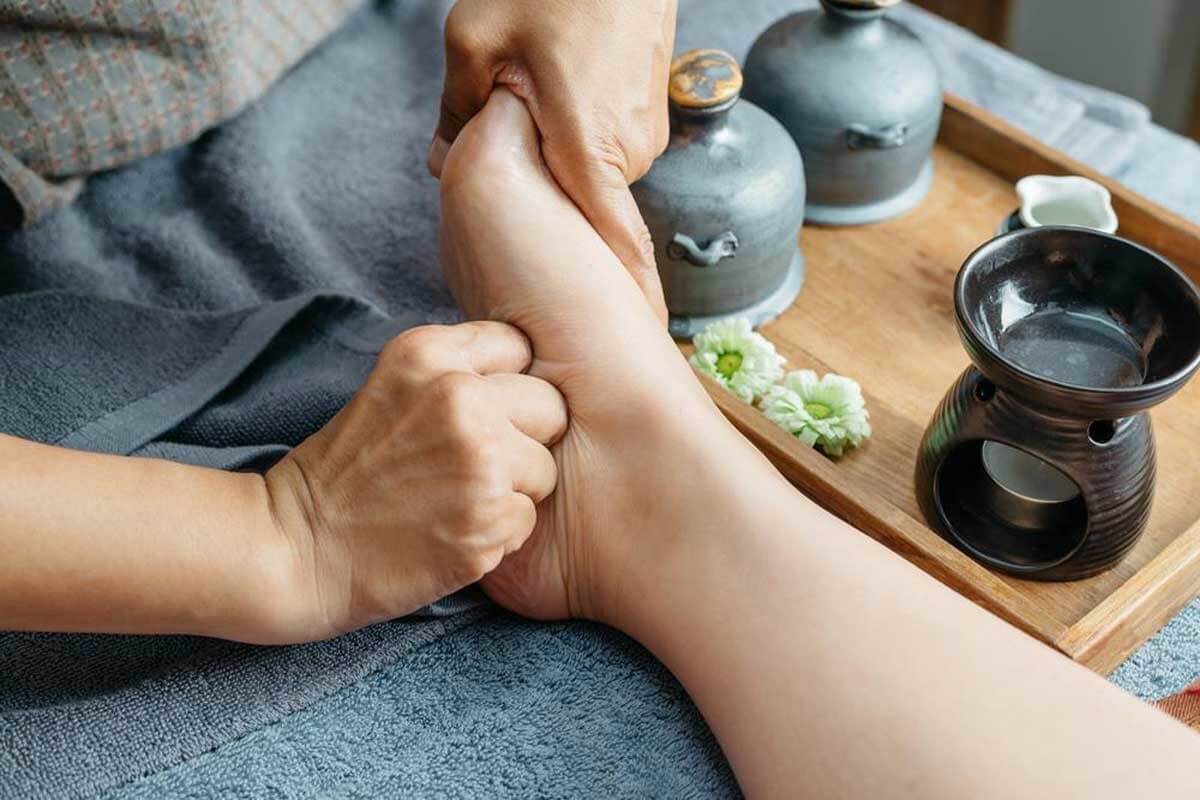 ماساژ کف پا و دست
